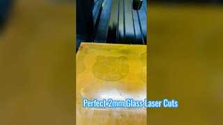 不規則な形状の 2 mm グリーン ガラス レーザー カット