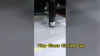 超透明ガラスから1mmの小さな円をバッチカット